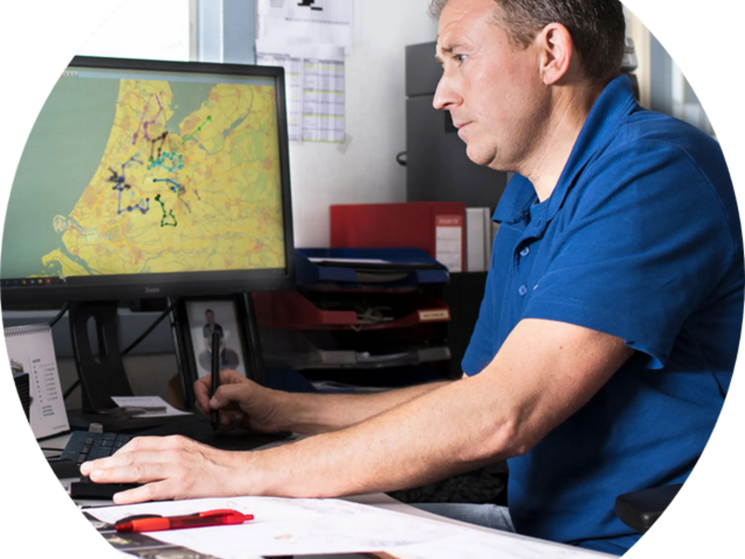 A dispatcher working with PTV Route Optimiser