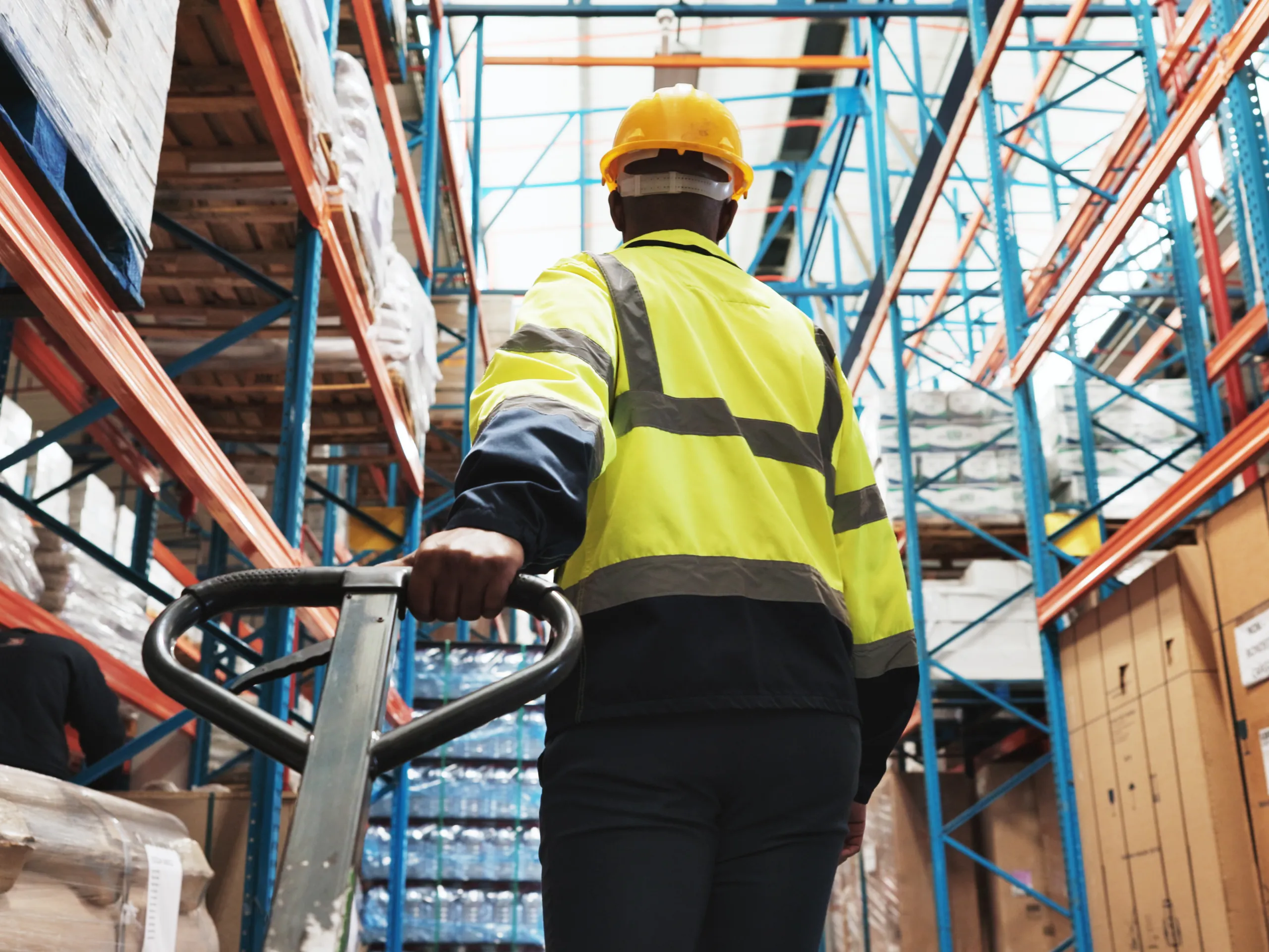 Logistikmitarbeiter Paletten Lagerhalle